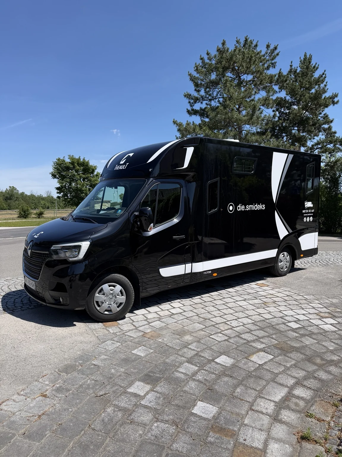 Schwarze die.smideks Horsebox von Théault