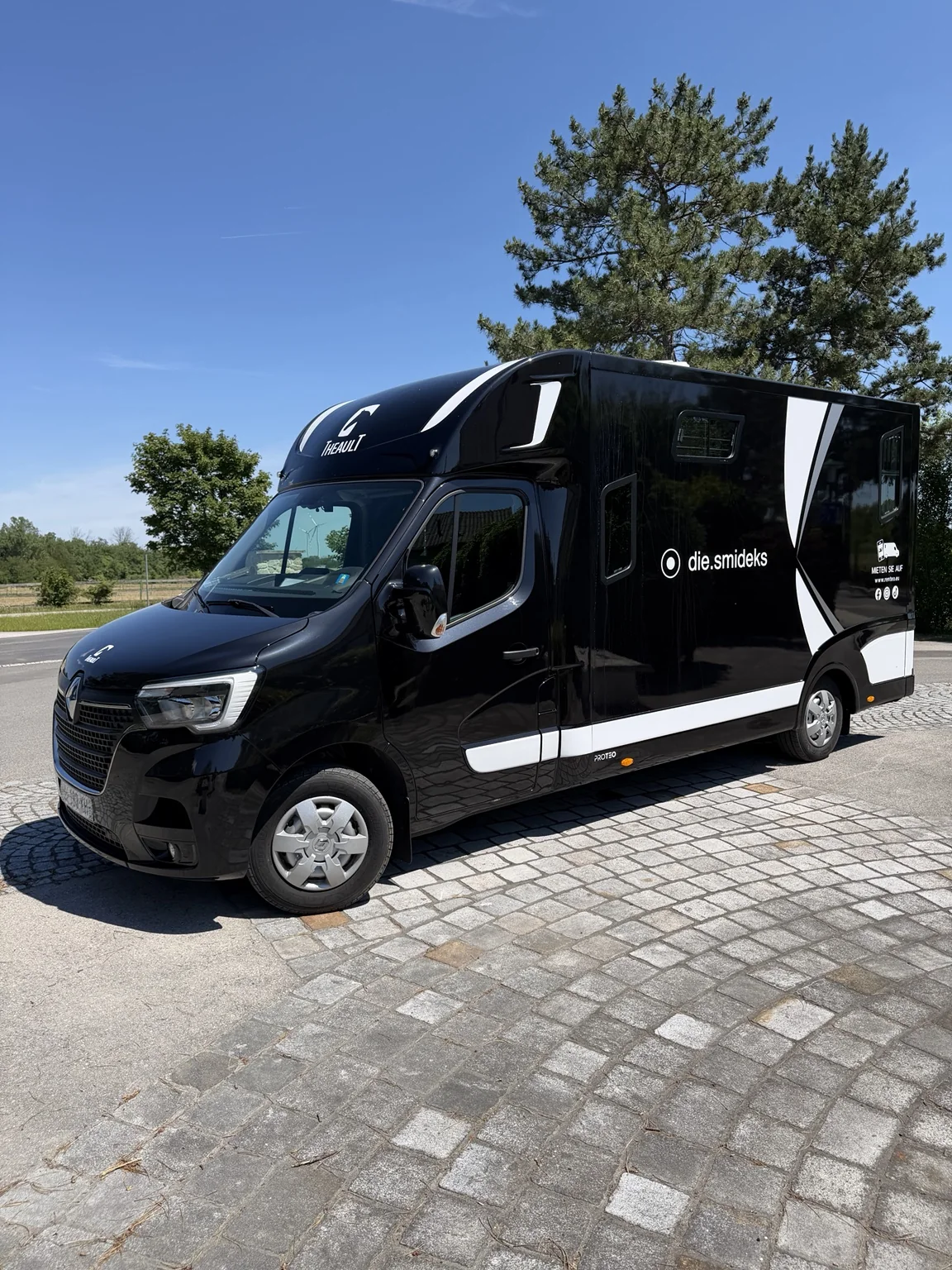 Seitenansicht der die.smideks Horsebox